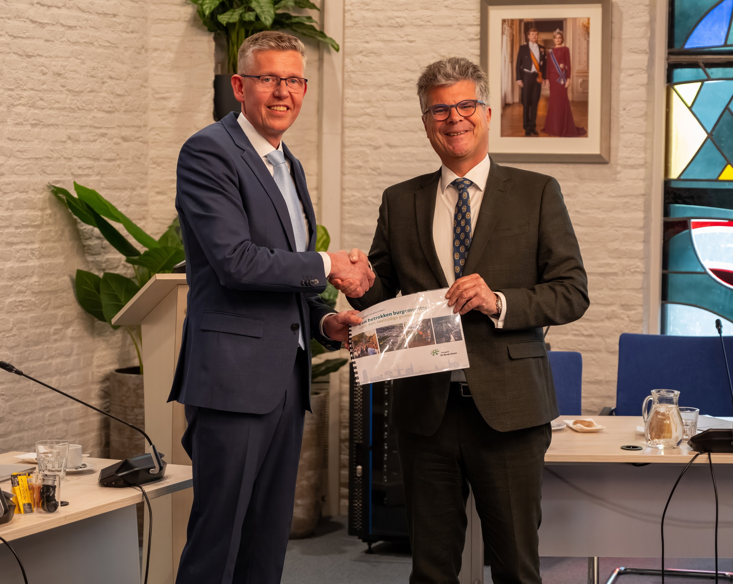 Overhandiging profielschets burgemeester De Ronde Venen