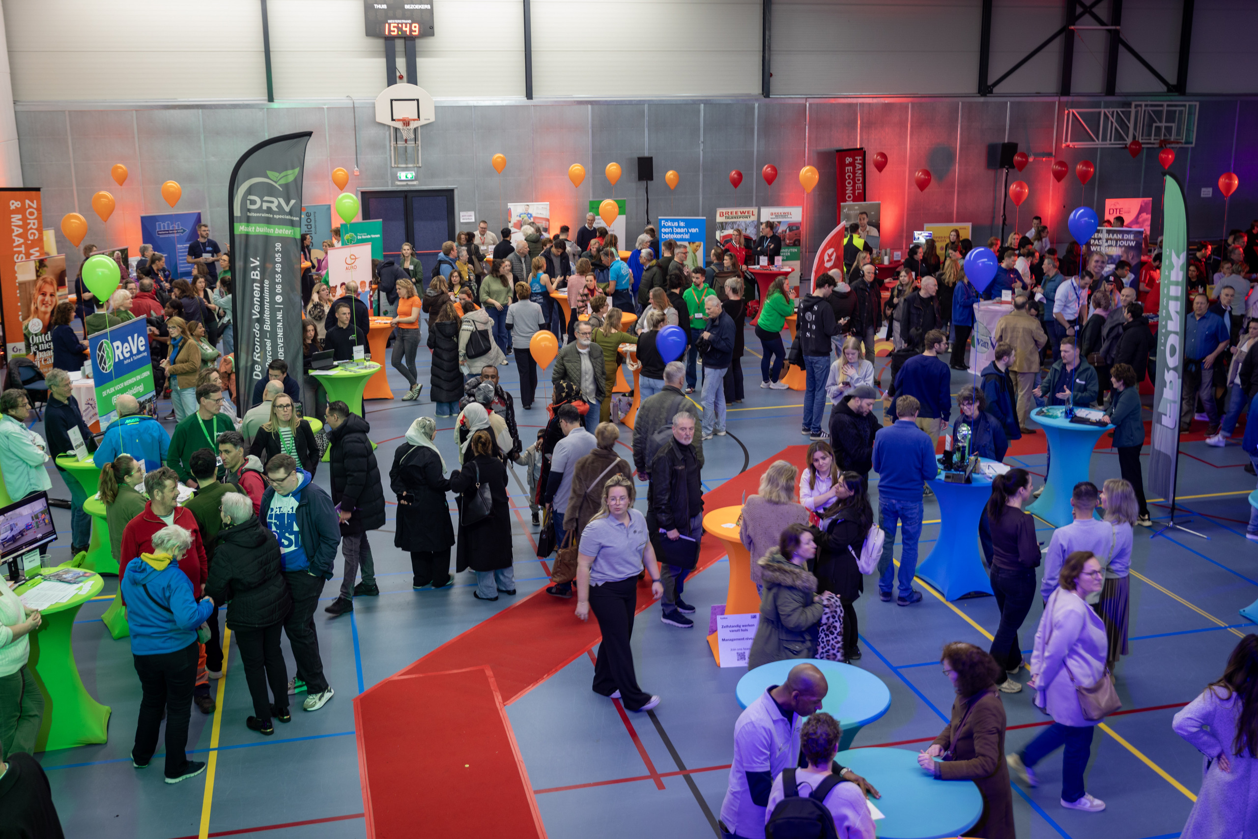 pbweek12_26028_Drukbezochte banenmarkt brengt talenten en bedrijven samen - foto 1